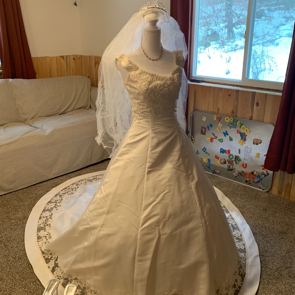 Size 6 pre worn(used) wedding dress